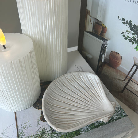 Porcelain shell dish