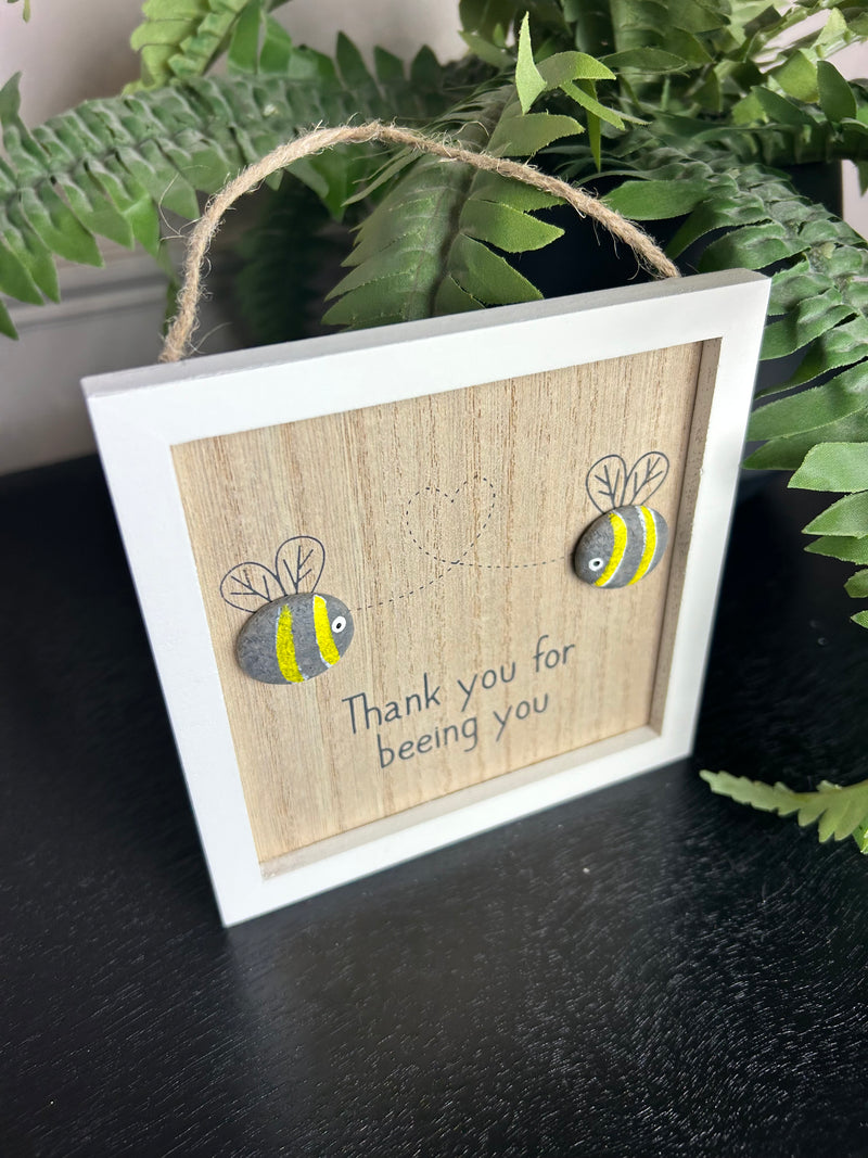 Hanging bee pebble hanger 13cm