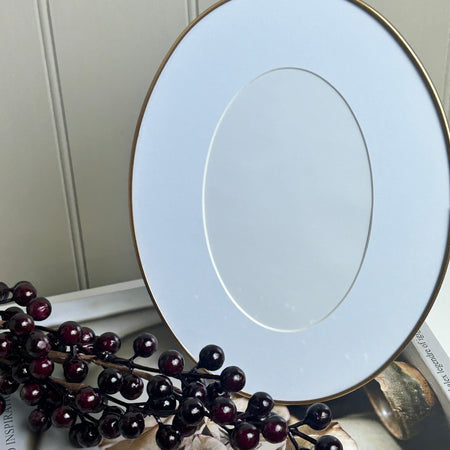 Delicate Gold Oval Photo Frame