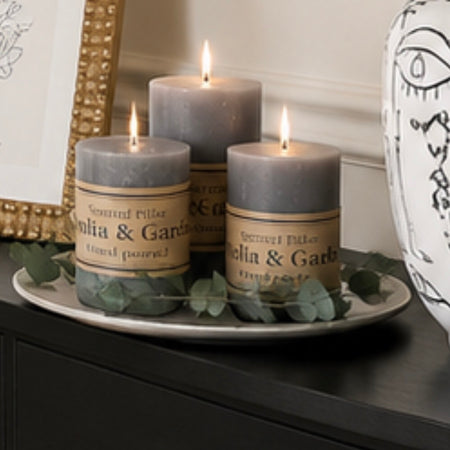 Medium scented pale grey pillar candle 15x7cm