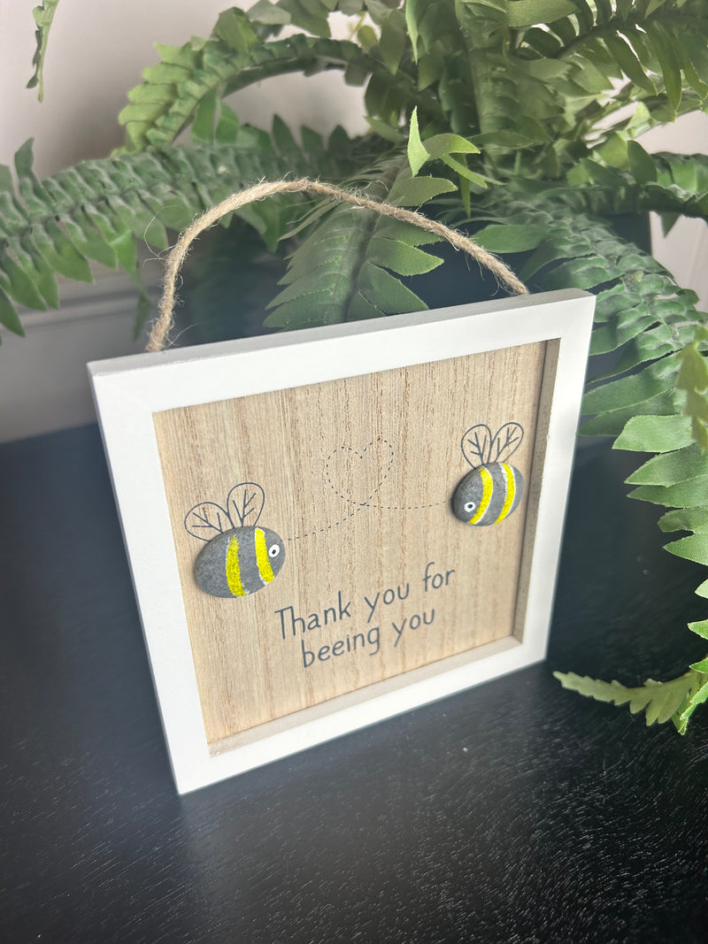 Hanging bee pebble hanger 13cm