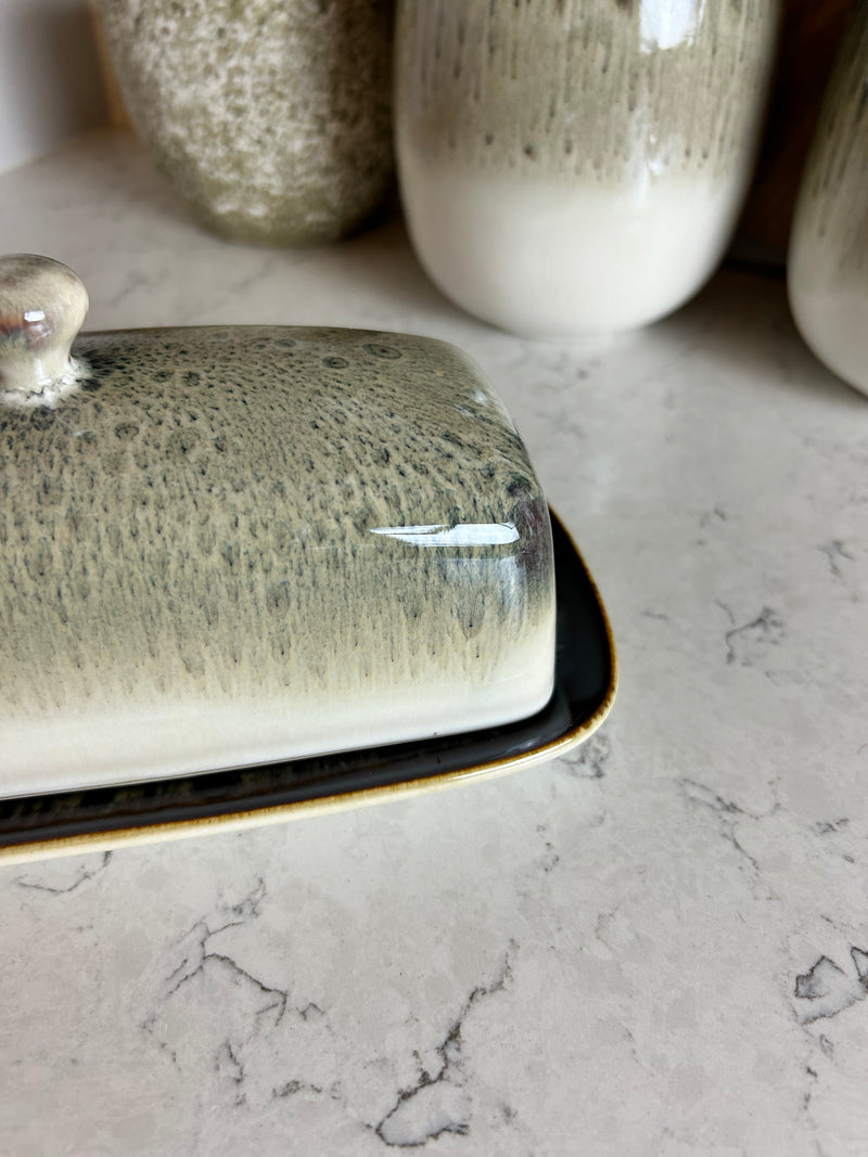 Reactive glaze butter dish