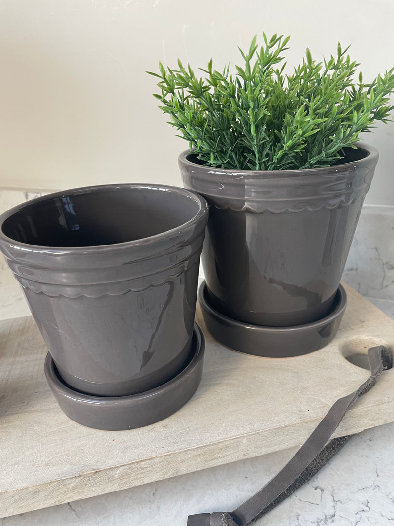 Store Seconds Large dark grey scallop edge plant pot with plate