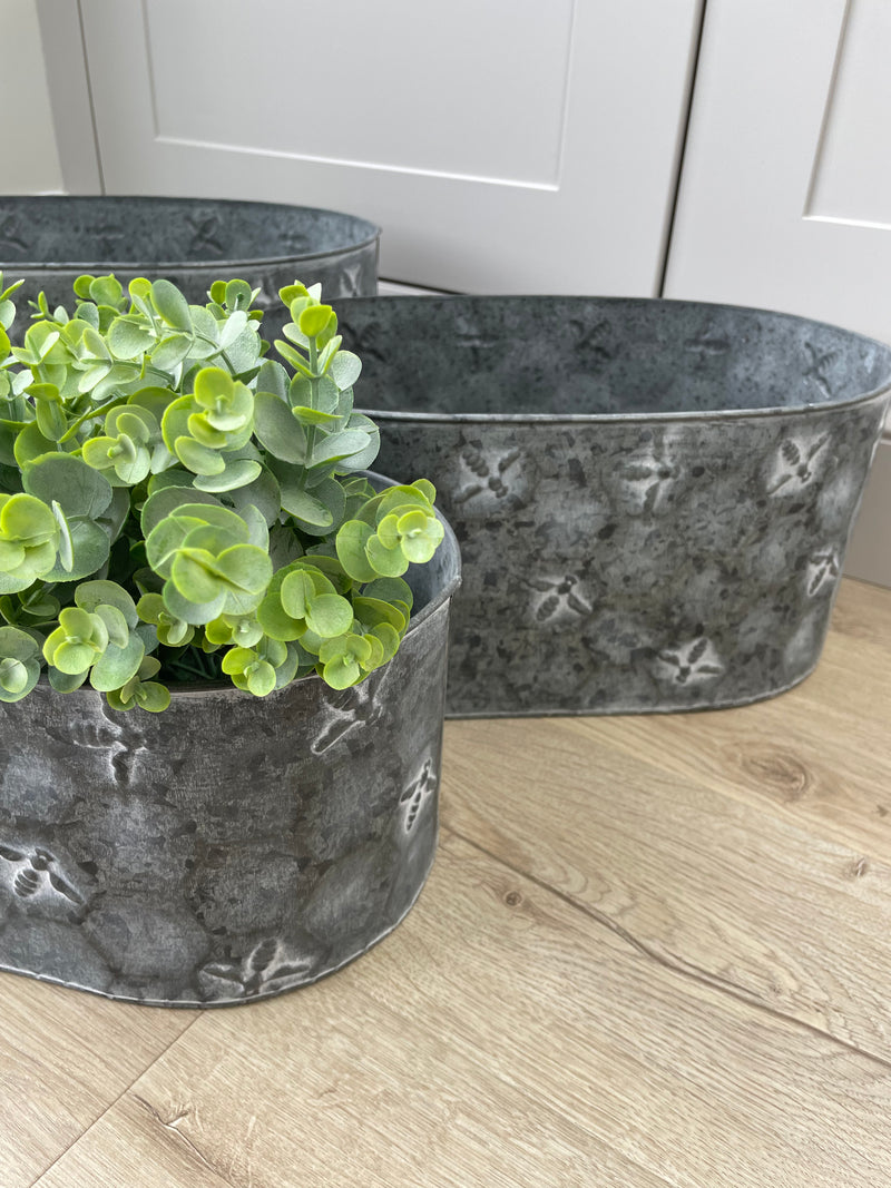 Metal oval bee print planter