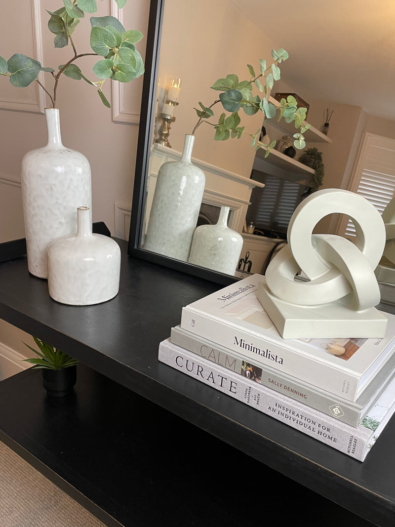 Grey resin link decoration