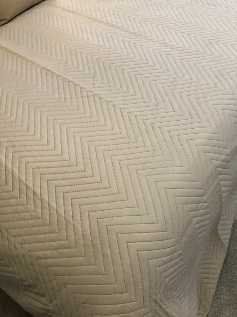 Beige king size bedspread quilt 200x230