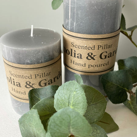 Medium scented pale grey pillar candle 15x7cm