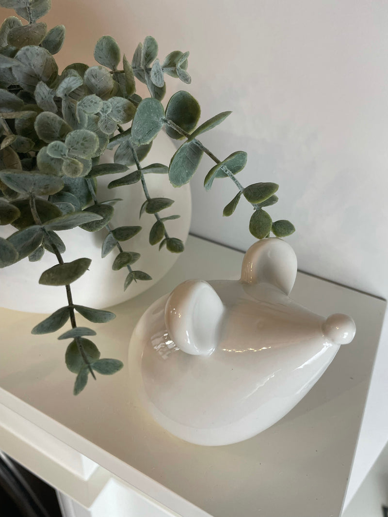 White sitting chunky ceramic mouse