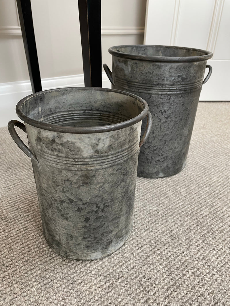 Medium metal ribbed garden plant pot with handles