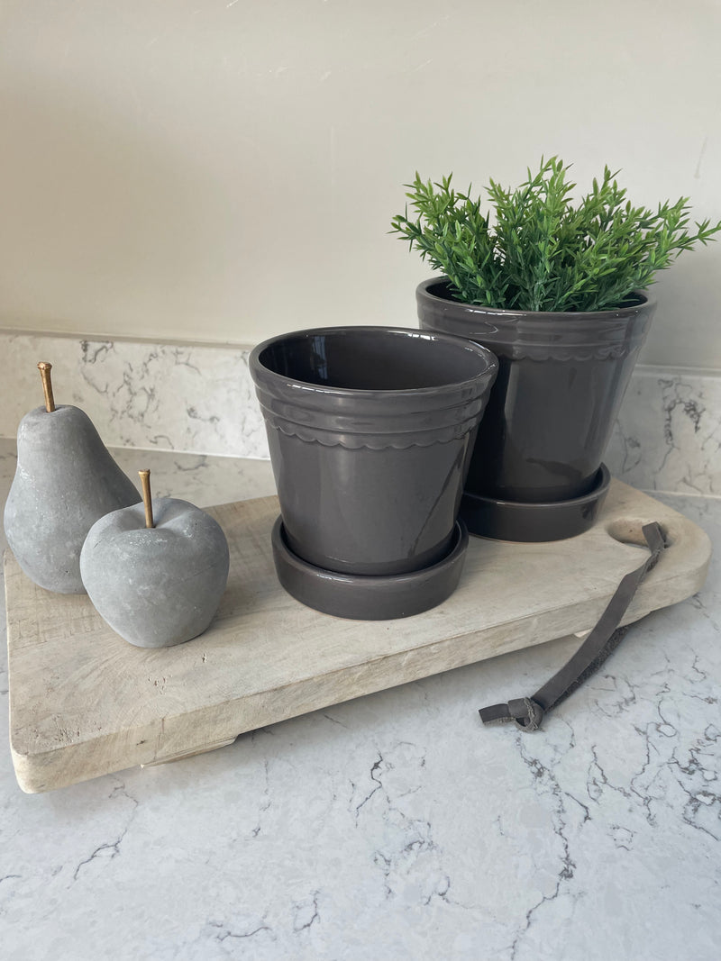 Medium dark grey scallop edge plant pot with plate