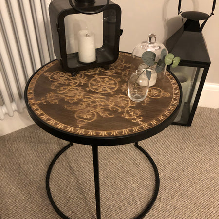 Store seconds Black metal table with embossed wooden top