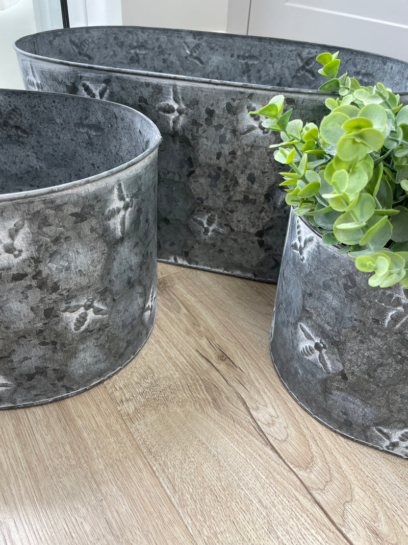 Metal oval bee print planter