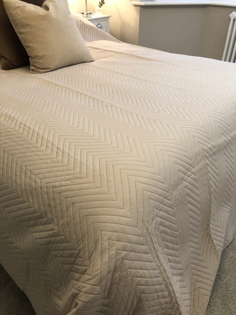 Beige king size bedspread quilt 200x230